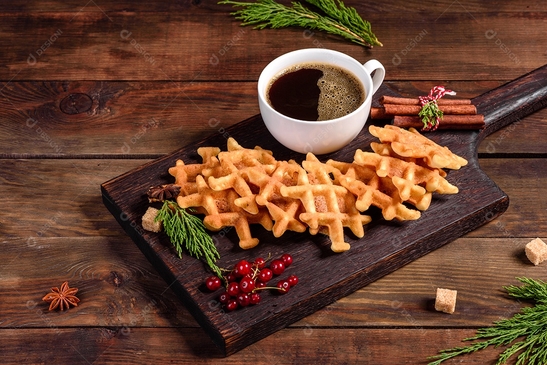 Lindos e deliciosos waffles belgas em uma mesa de Natal