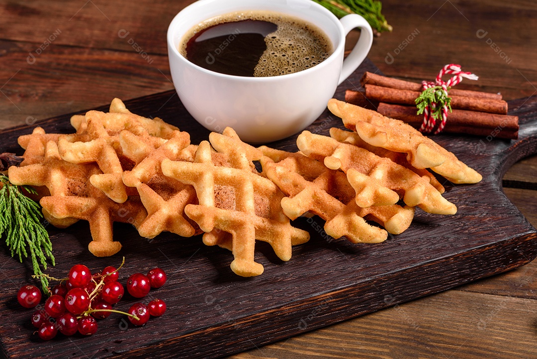 Lindos e deliciosos waffles belgas em uma mesa de Natal