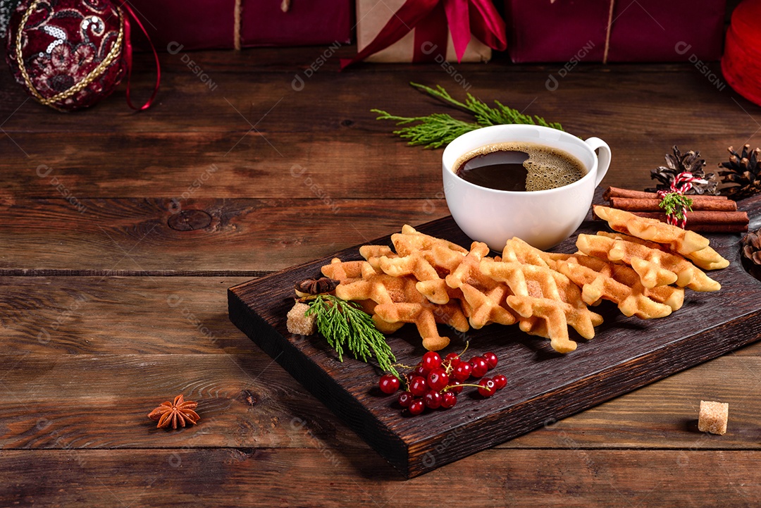 Lindos e deliciosos waffles belgas em uma mesa de Natal