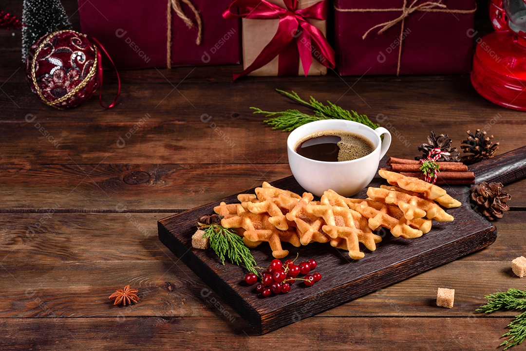 Lindos e deliciosos waffles belgas em uma mesa de Natal