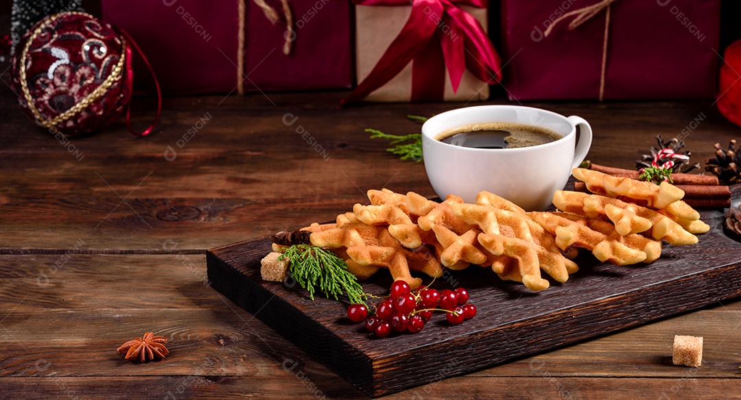 Lindos e deliciosos waffles belgas em uma mesa de Natal