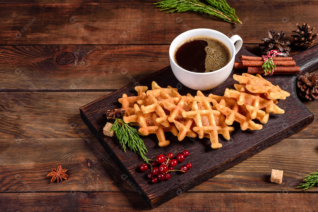 Lindos e deliciosos waffles belgas em uma mesa de Natal