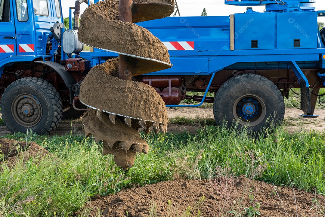 Trator traçador com trado para perfuração de solo para estacas