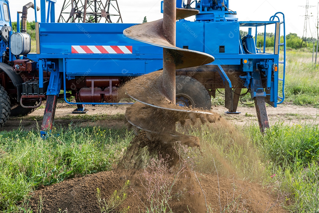 Trator traçador com trado para perfuração de solo para estacas