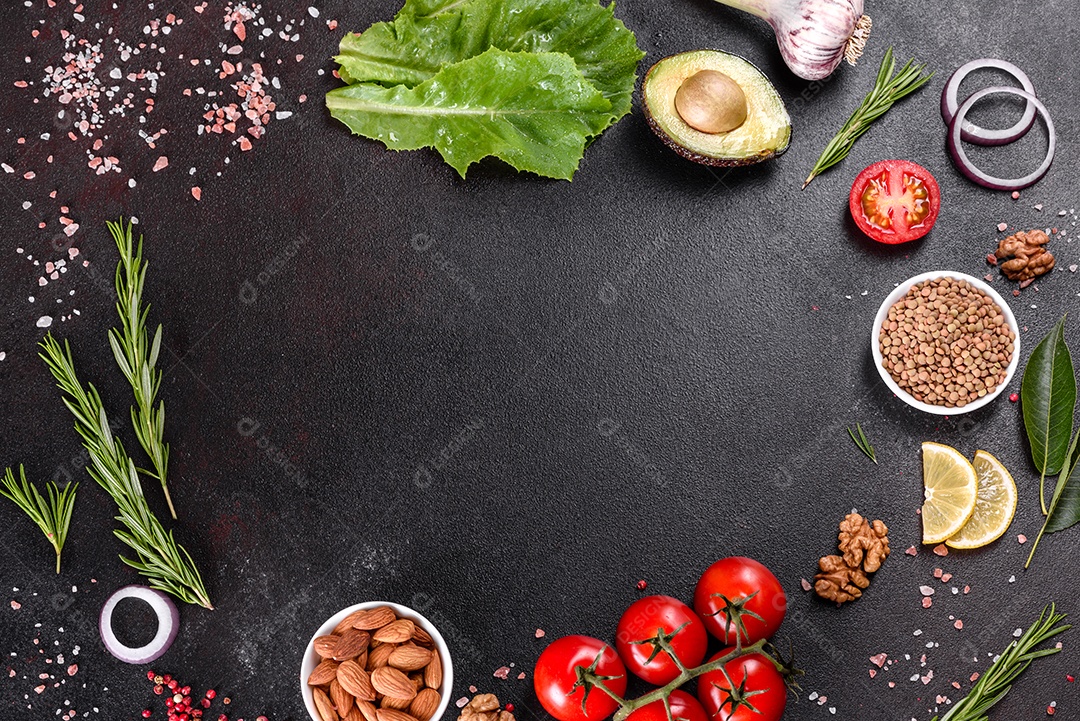 Composição de especiarias e ervas sobre fundo escuro de concreto como preparação para comida caseira