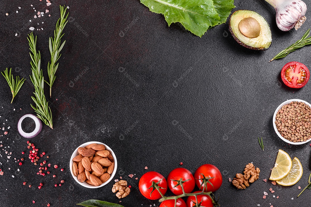 Composição de especiarias e ervas sobre fundo escuro de concreto como preparação para comida caseira