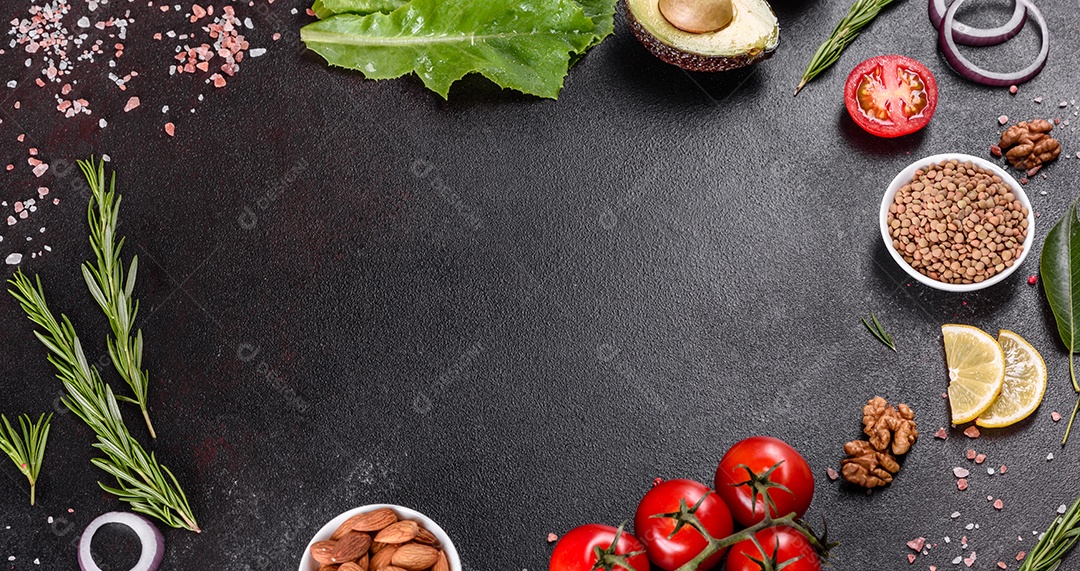 Composição de especiarias e ervas sobre fundo escuro de concreto como preparação para comida caseira