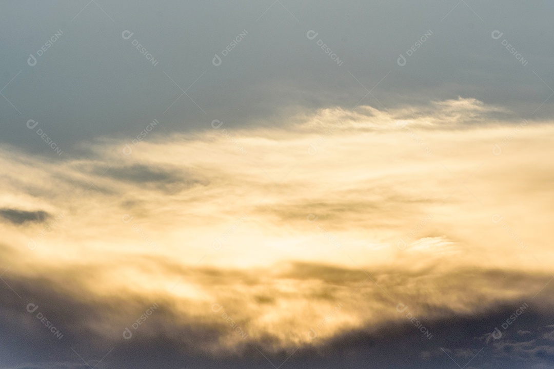 Céu laranja dramático com nuvens ao pôr do sol. Pode ser usado como plano de fundo