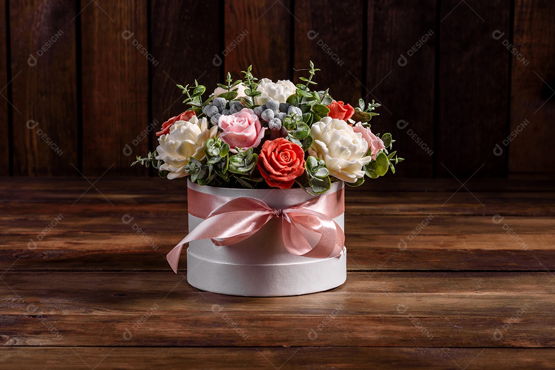 Buquê de lindas flores rosas brilhantes em uma caixa de papelão cilíndrica para presente.