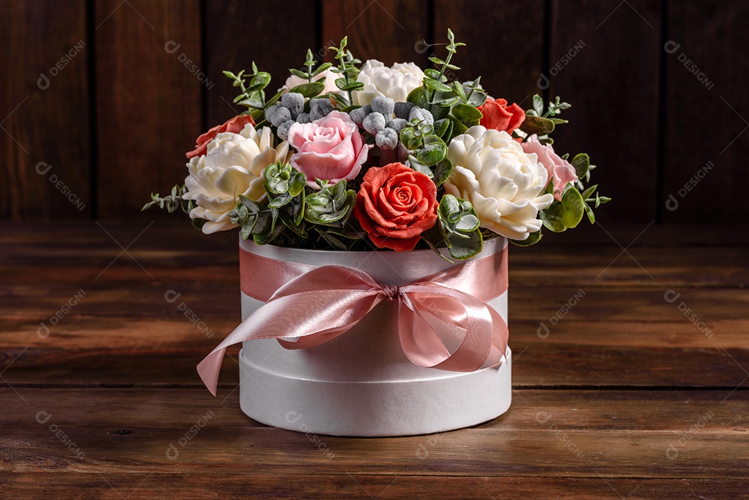 Buquê de lindas flores rosas brilhantes em uma caixa de papelão cilíndrica para presente.