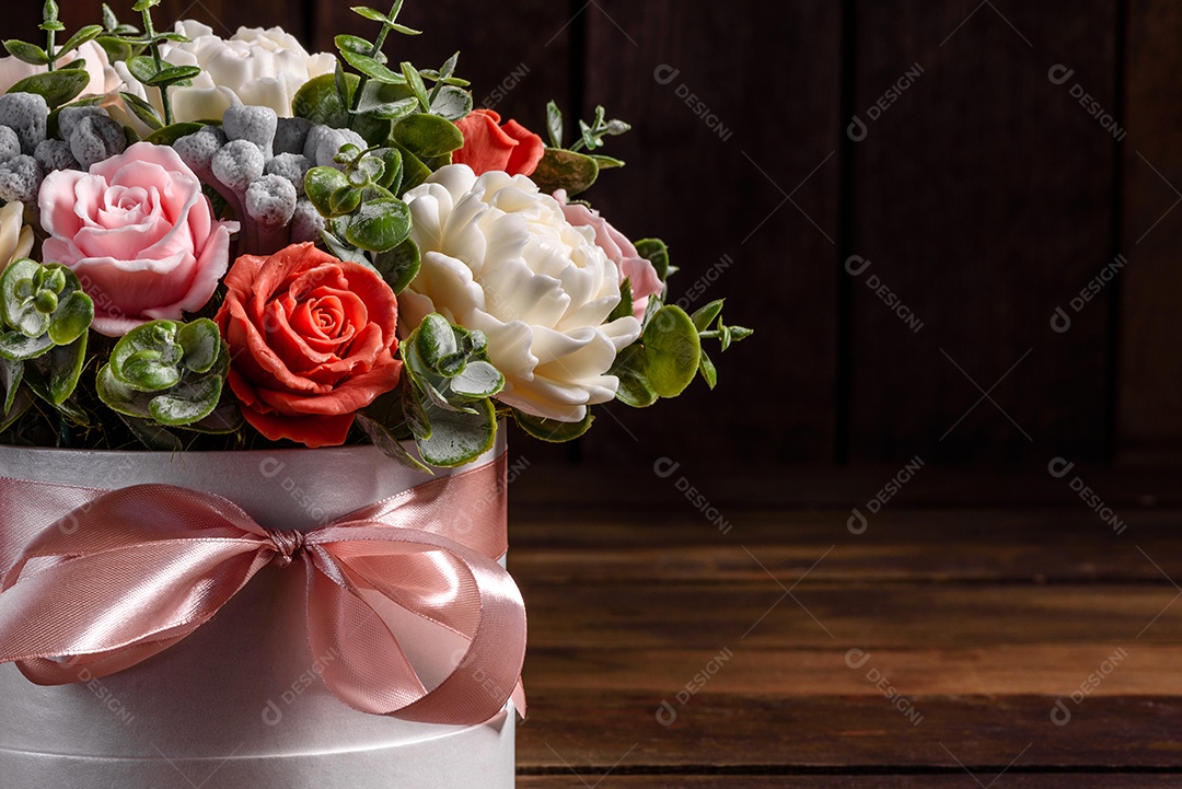 Buquê de lindas flores rosas brilhantes em uma caixa de papelão cilíndrica para presente.