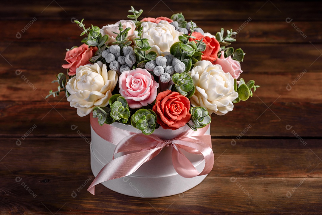 Buquê de lindas flores rosas brilhantes em uma caixa de papelão cilíndrica para presente.