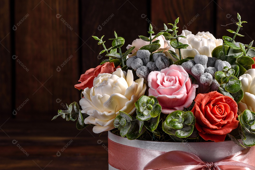 Buquê de lindas flores rosas brilhantes em uma caixa de papelão cilíndrica para presente.