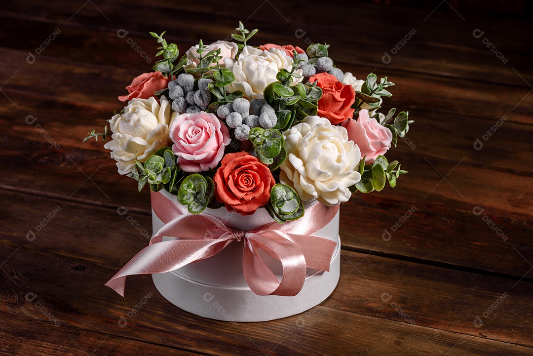 Buquê de lindas flores rosas brilhantes em uma caixa de papelão cilíndrica para presente.