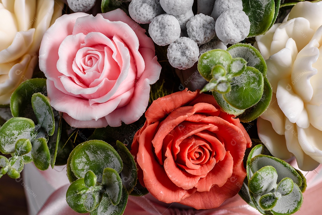 Buquê de lindas flores rosas brilhantes em uma caixa de papelão cilíndrica para presente.