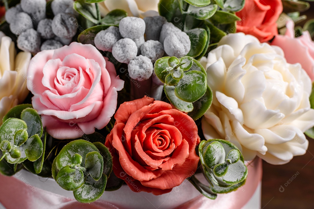 Buquê de lindas flores rosas brilhantes em uma caixa de papelão cilíndrica para presente.