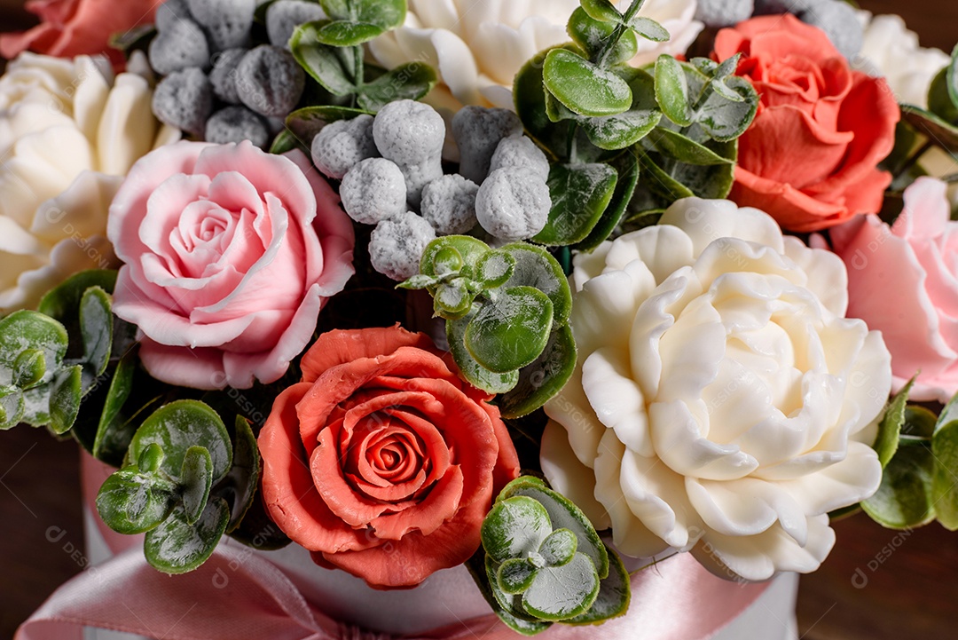 Buquê de lindas flores rosas brilhantes em uma caixa de papelão cilíndrica para presente.