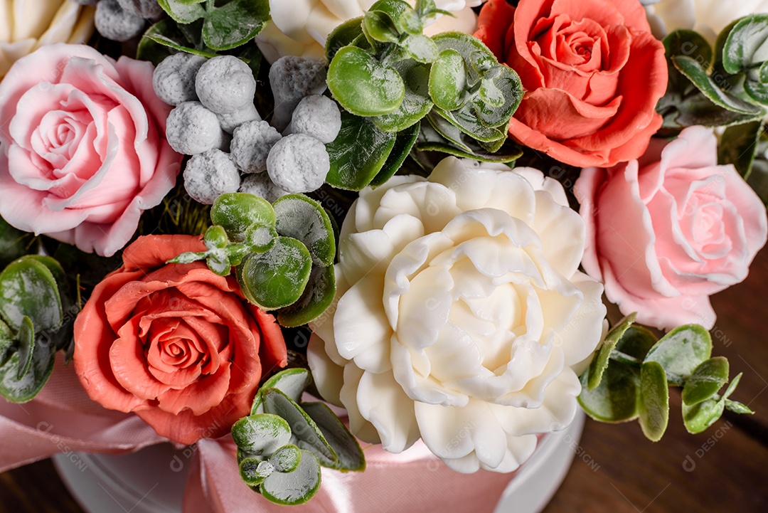 Buquê de lindas flores rosas brilhantes em uma caixa de papelão cilíndrica para presente.