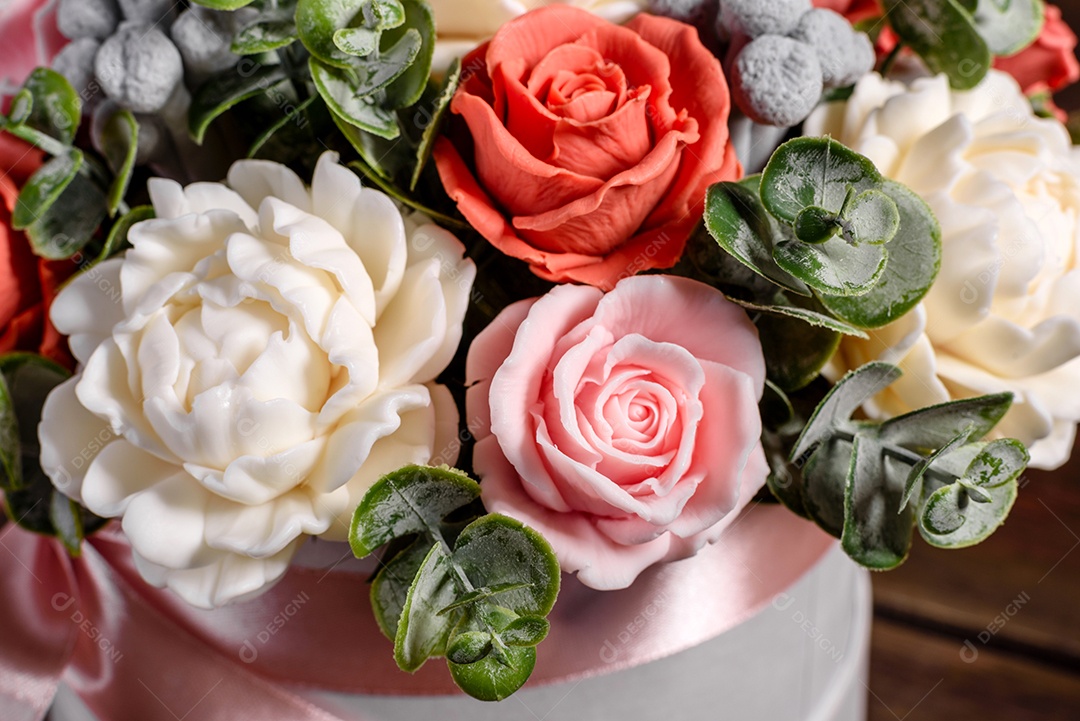 Buquê de lindas flores rosas brilhantes em uma caixa de papelão cilíndrica para presente.