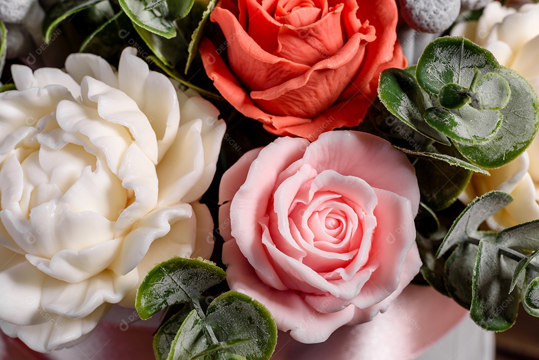 Buquê de lindas flores rosas brilhantes em uma caixa de papelão cilíndrica para presente.