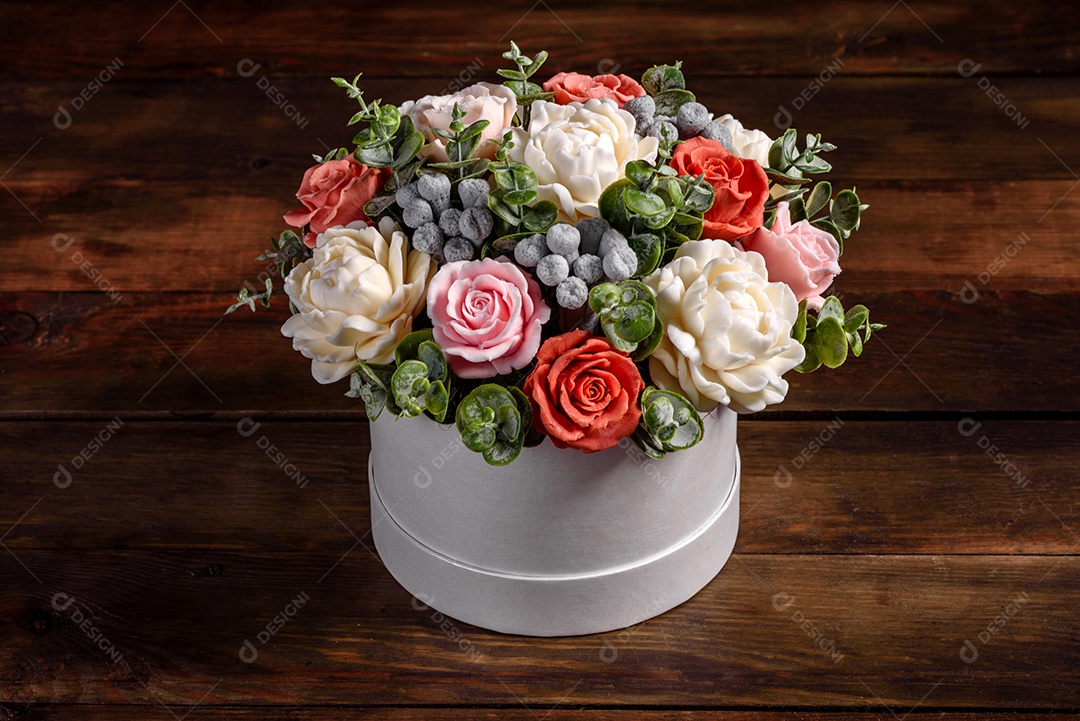Buquê de lindas flores rosas brilhantes em uma caixa de papelão cilíndrica para presente.