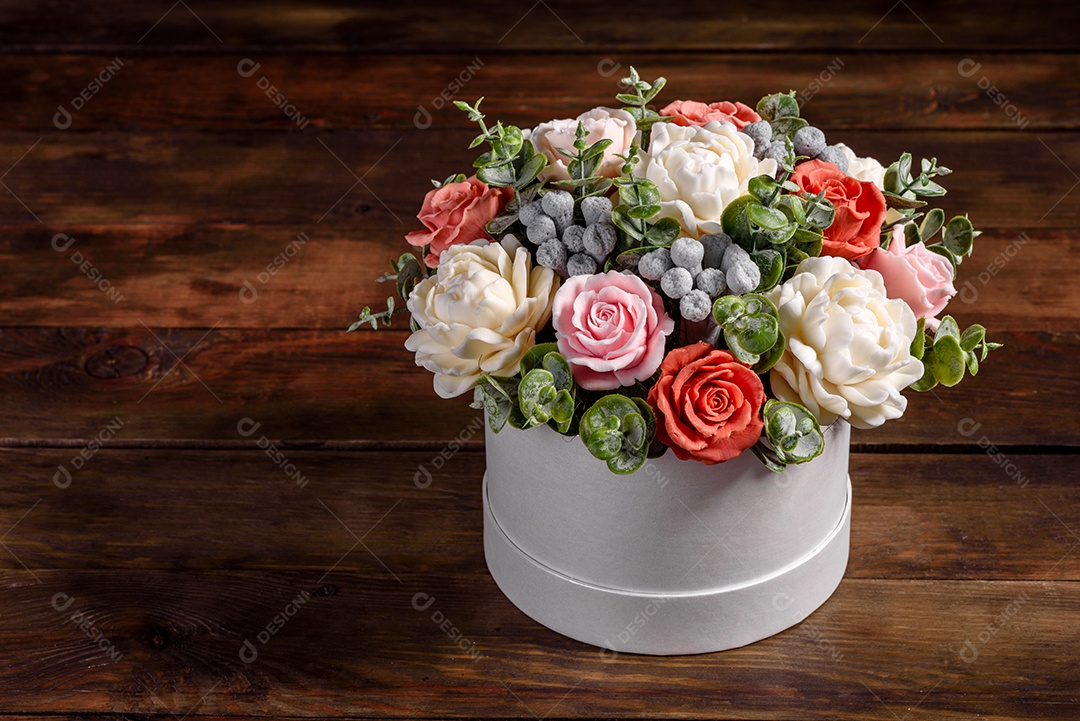 Buquê de lindas flores rosas brilhantes em uma caixa de papelão cilíndrica para presente.