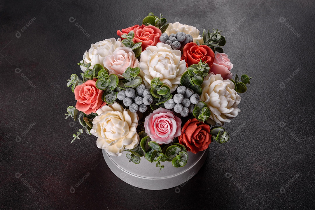 Buquê de lindas flores rosas brilhantes em uma caixa de papelão cilíndrica para presente.