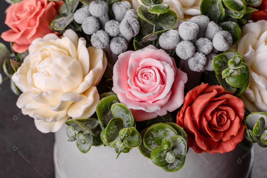 Buquê de lindas flores rosas brilhantes em uma caixa de papelão cilíndrica para presente.