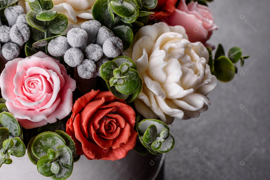 Buquê de lindas flores rosas brilhantes em uma caixa de papelão cilíndrica para presente.