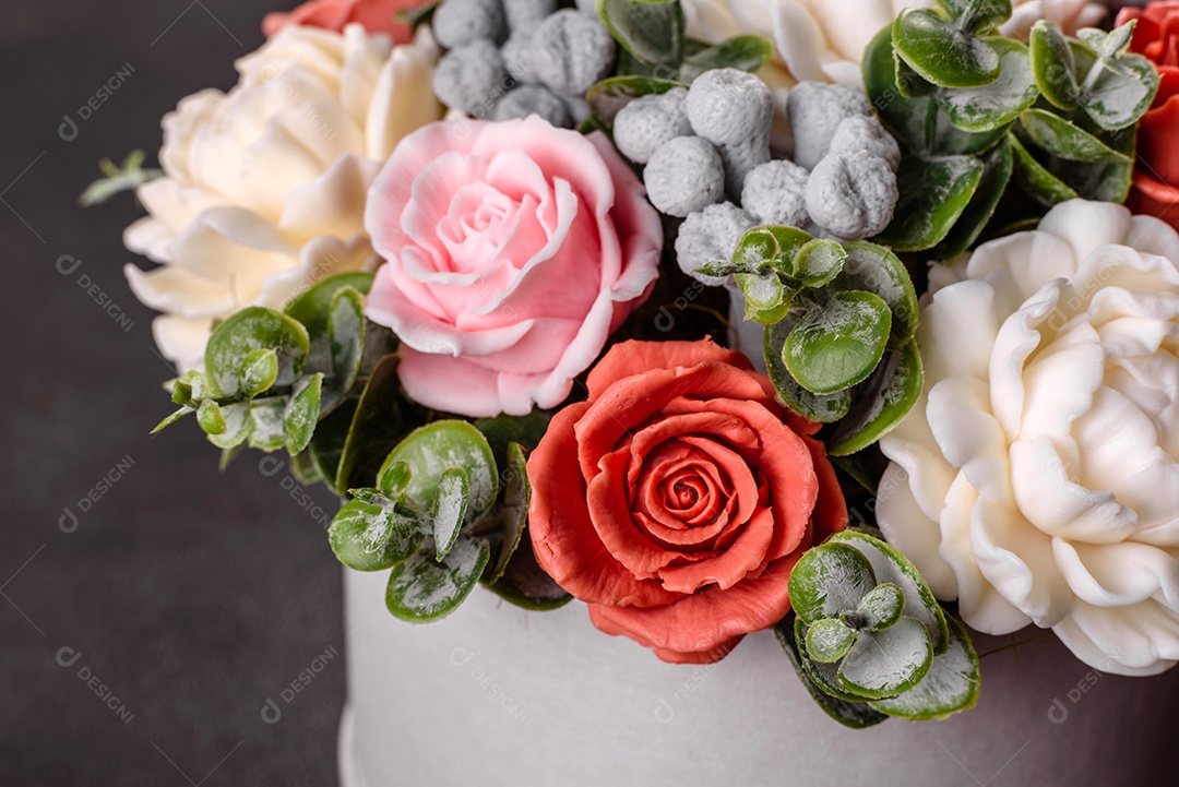 Buquê de lindas flores rosas brilhantes em uma caixa de papelão cilíndrica para presente.