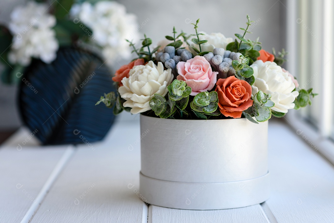 Buquê de lindas flores rosas brilhantes em uma caixa de papelão cilíndrica para presente.