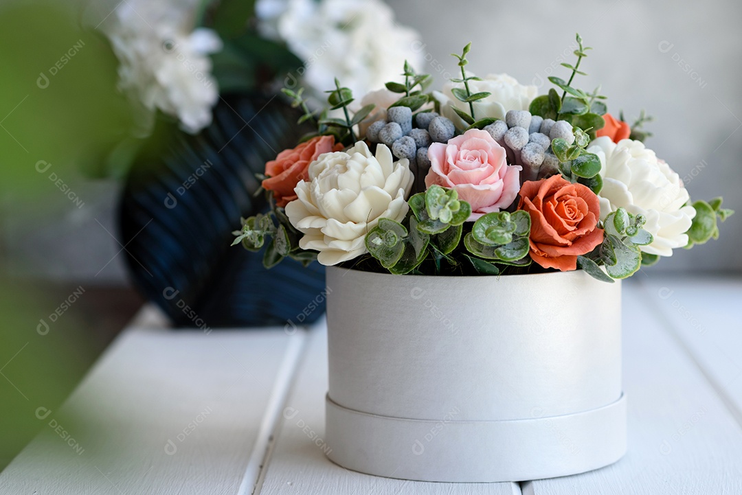 Buquê de lindas flores rosas brilhantes em uma caixa de papelão cilíndrica para presente.