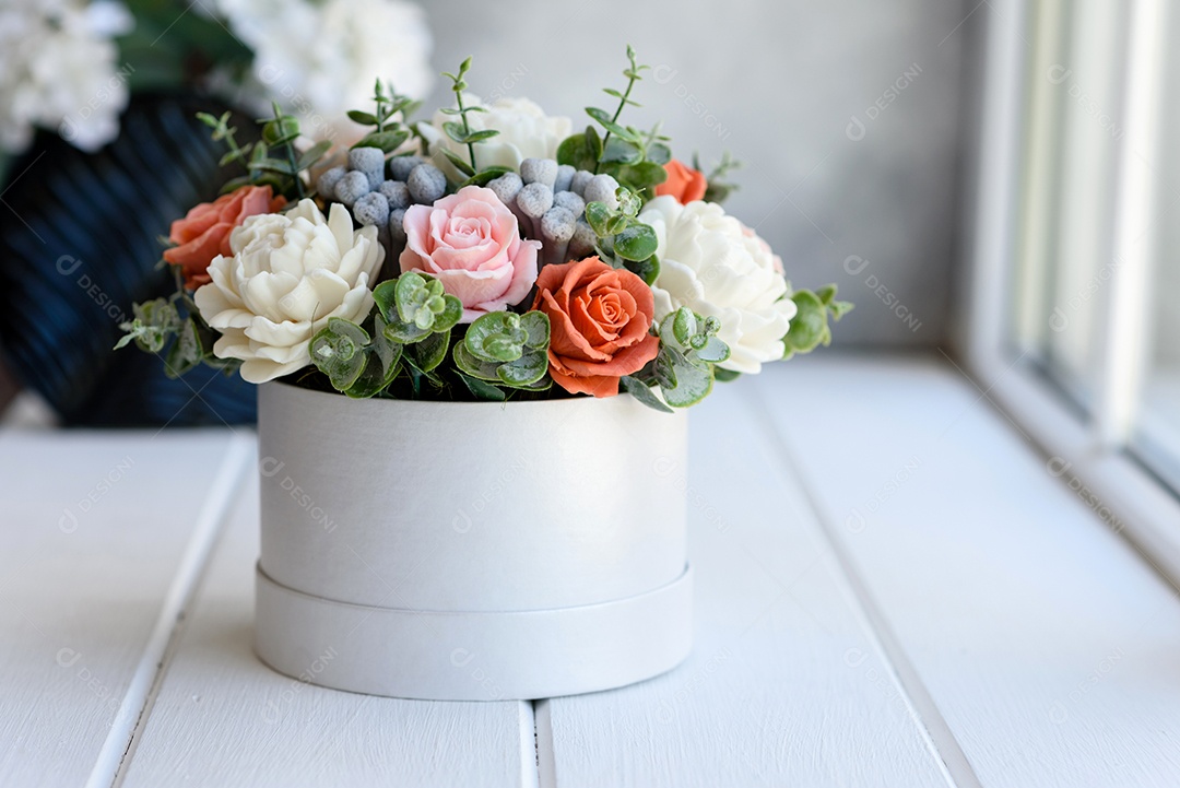 Buquê de lindas flores rosas brilhantes em uma caixa de papelão cilíndrica para presente.