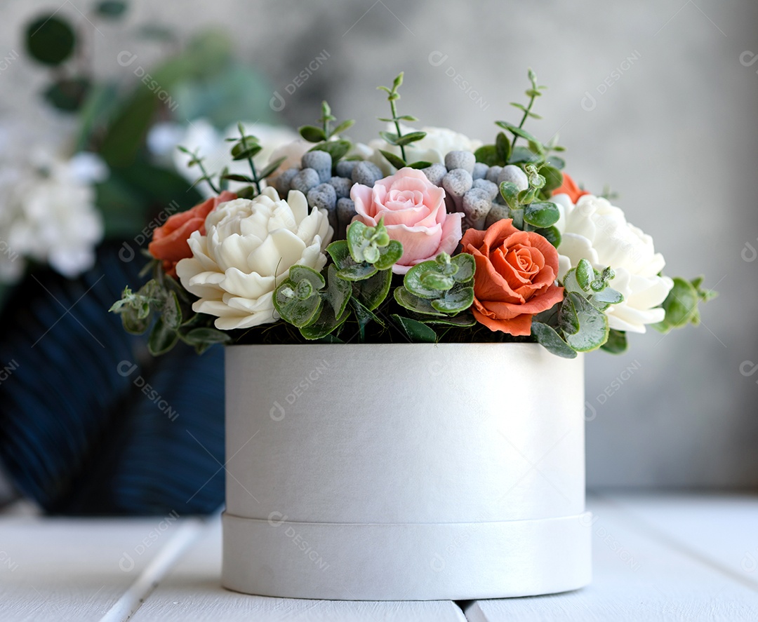 Buquê de lindas flores rosas brilhantes em uma caixa de papelão cilíndrica para presente.