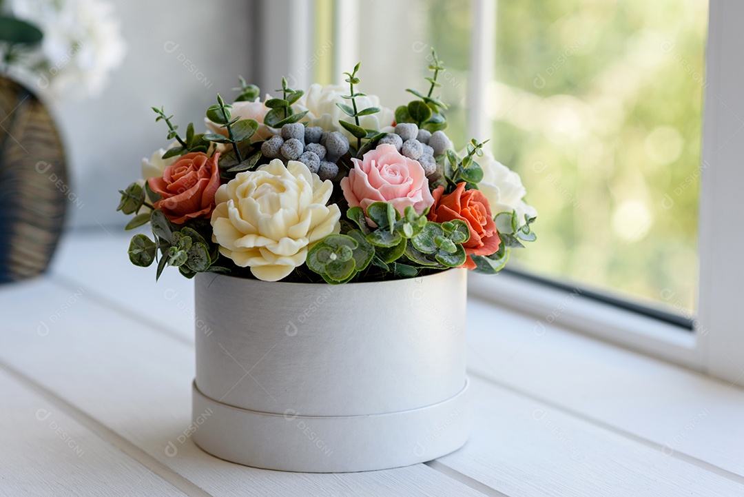 Buquê de lindas flores rosas brilhantes em uma caixa de papelão cilíndrica para presente.