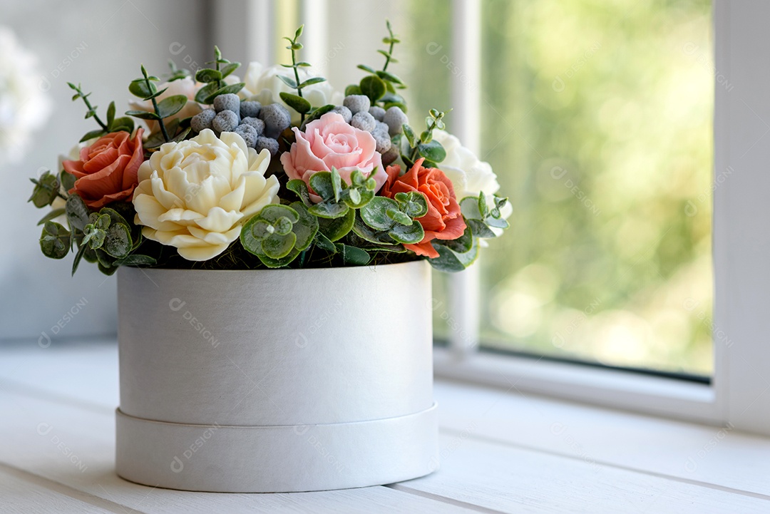Buquê de lindas flores rosas brilhantes em uma caixa de papelão cilíndrica para presente.