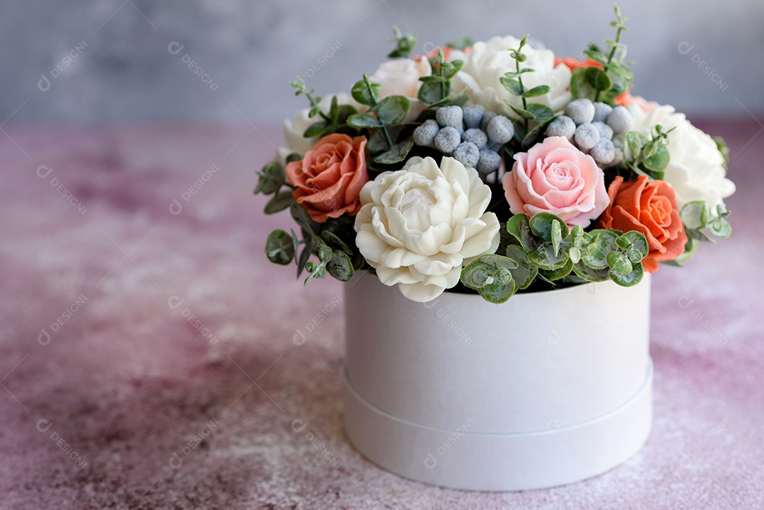 Buquê de lindas flores rosas brilhantes em uma caixa de papelão cilíndrica para presente.