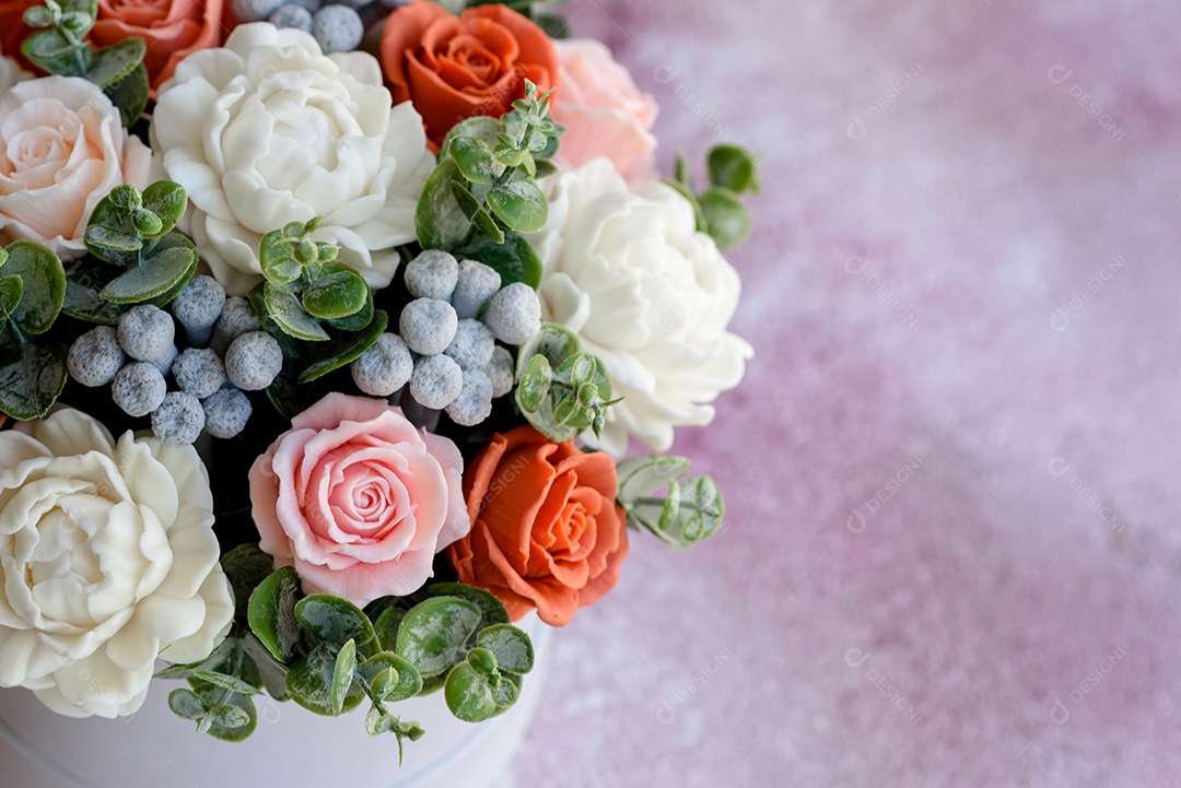 Buquê de lindas flores rosas brilhantes em uma caixa de papelão cilíndrica para presente. Buquê de flores de sabão para presente