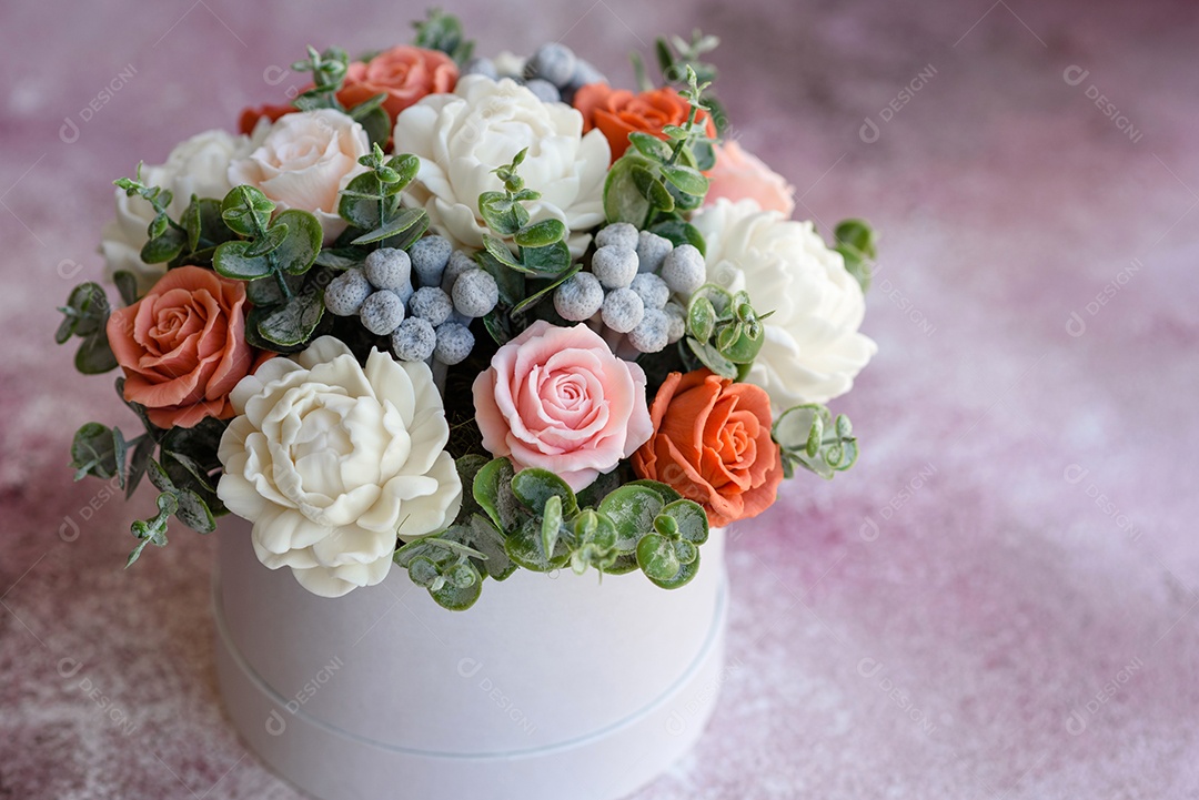 Buquê de lindas flores rosas brilhantes em uma caixa de papelão cilíndrica para presente. Buquê de flores de sabão para presente