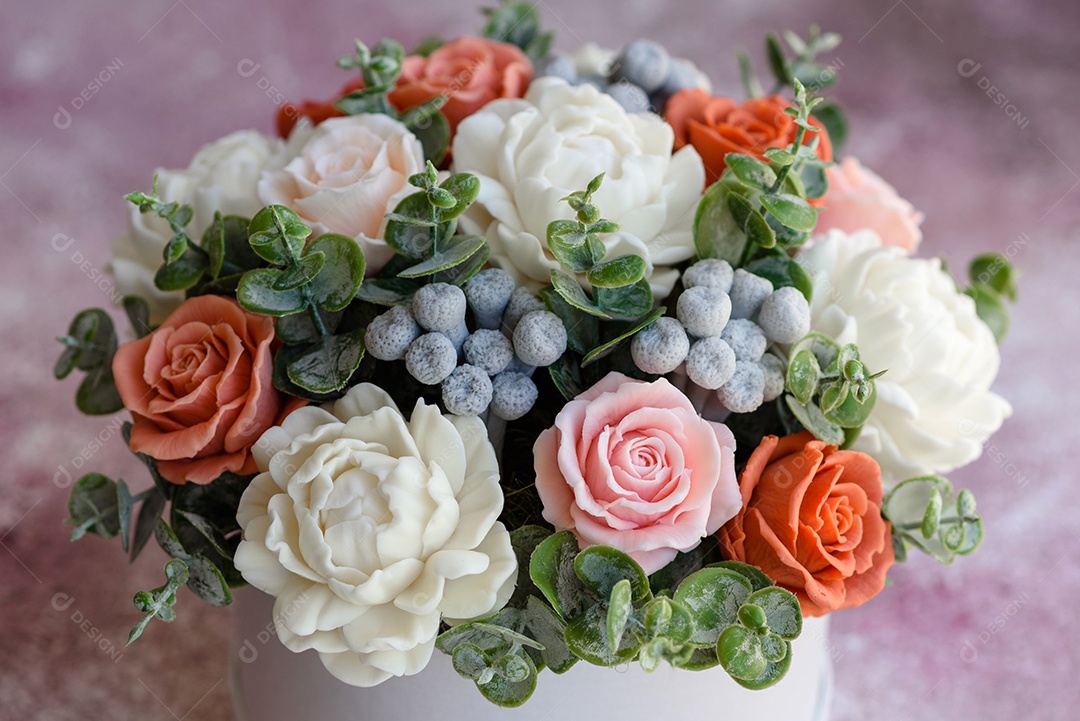 Buquê de lindas flores rosas brilhantes em uma caixa de papelão cilíndrica para presente. Buquê de flores de sabão para presente