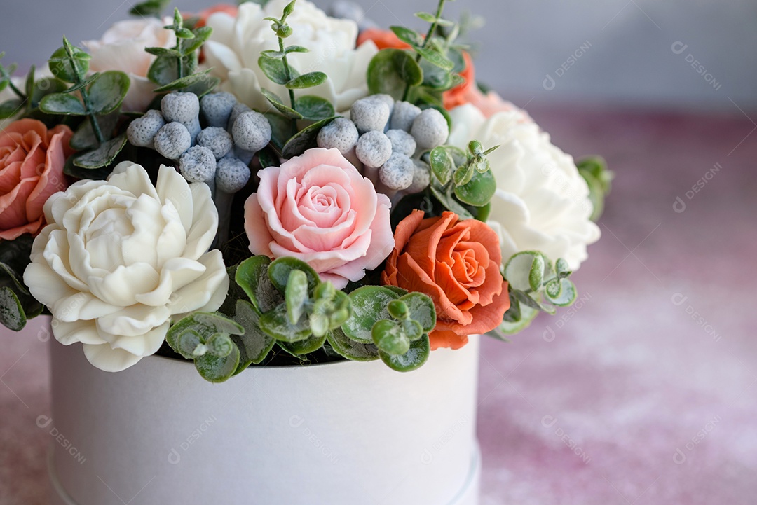 Buquê de lindas flores rosas brilhantes em uma caixa de papelão cilíndrica para presente. Buquê de flores de sabão para presente