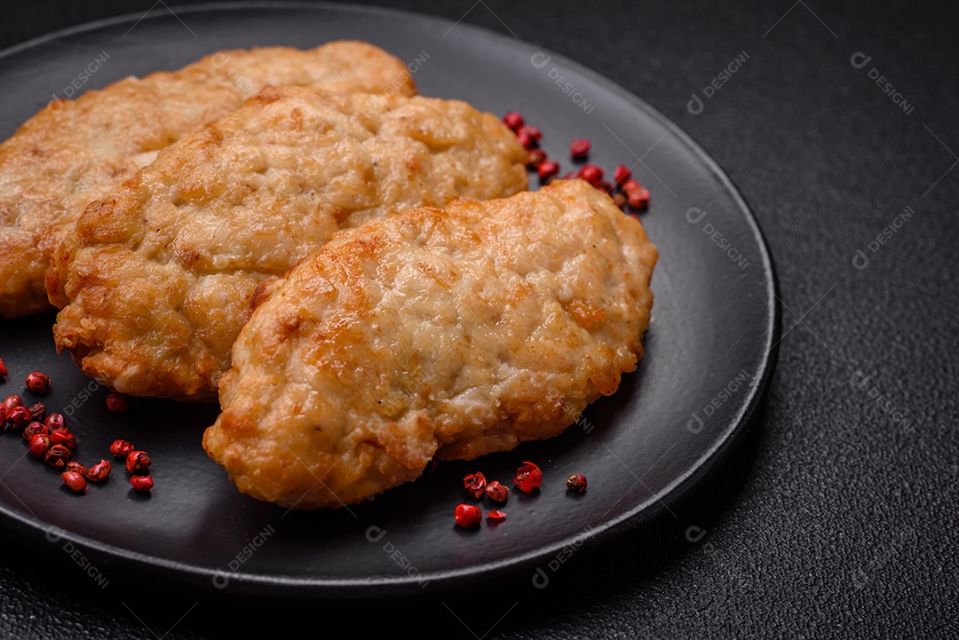 Deliciosos peixes picados fritos frescos ou costeletas de frango