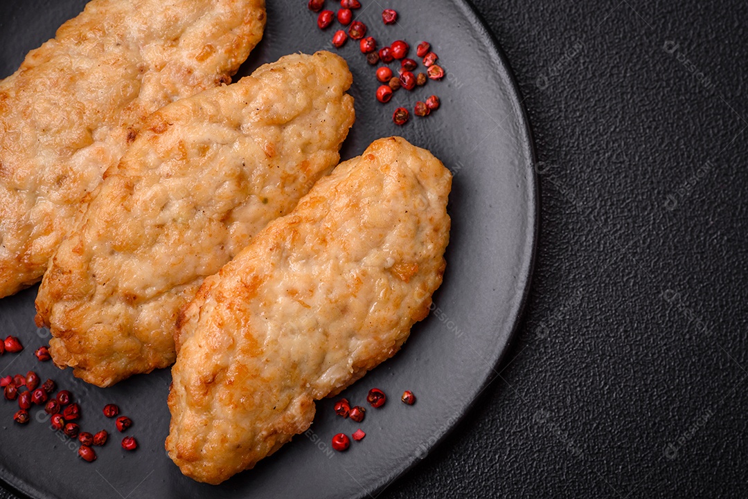 Deliciosos peixes picados fritos frescos ou costeletas de frango