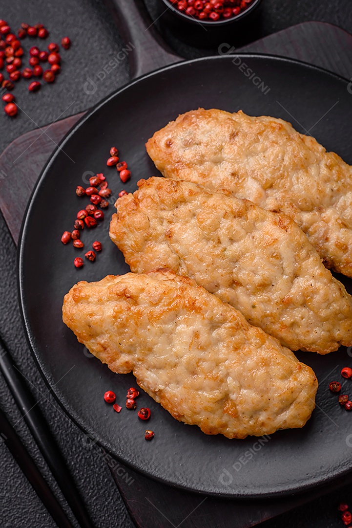 Deliciosos peixes picados fritos frescos ou costeletas de frango