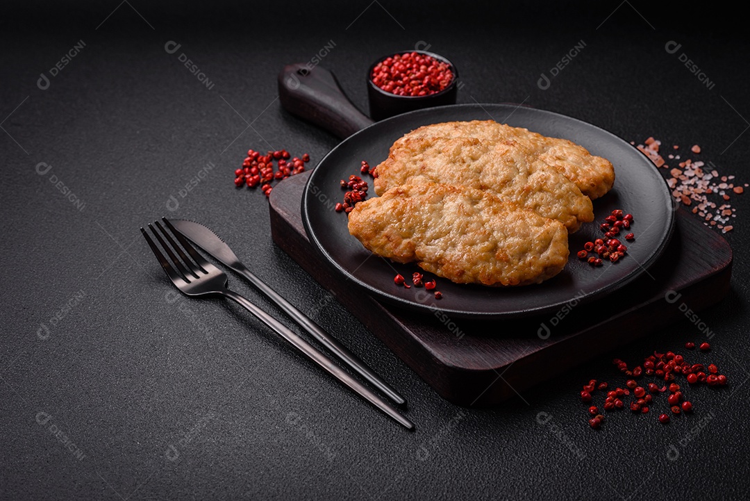 Deliciosos peixes picados fritos frescos ou costeletas de frango