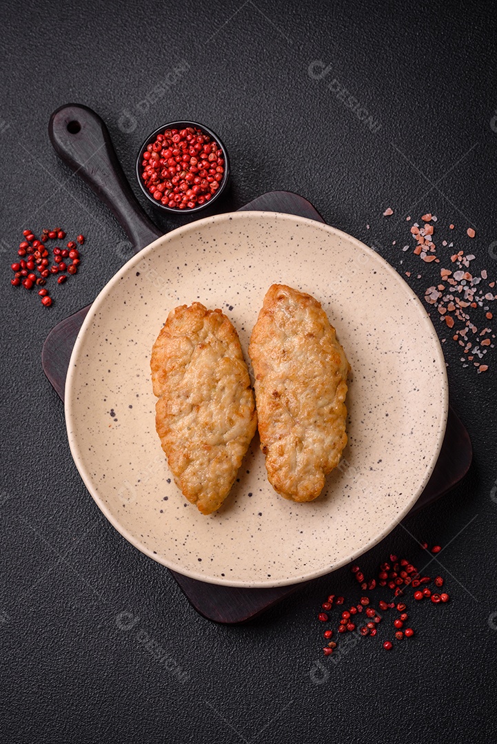 Delicioso peixe picado frito fresco ou costeletas de frango com especiarias