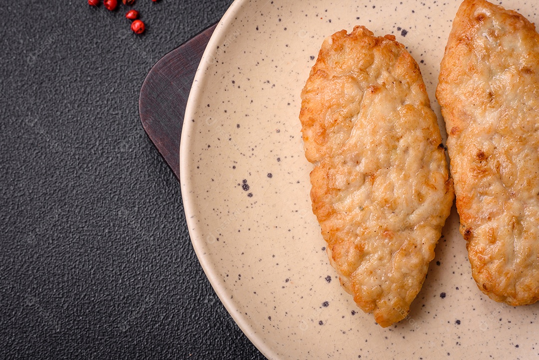 Delicioso peixe picado frito fresco ou costeletas de frango com especiarias