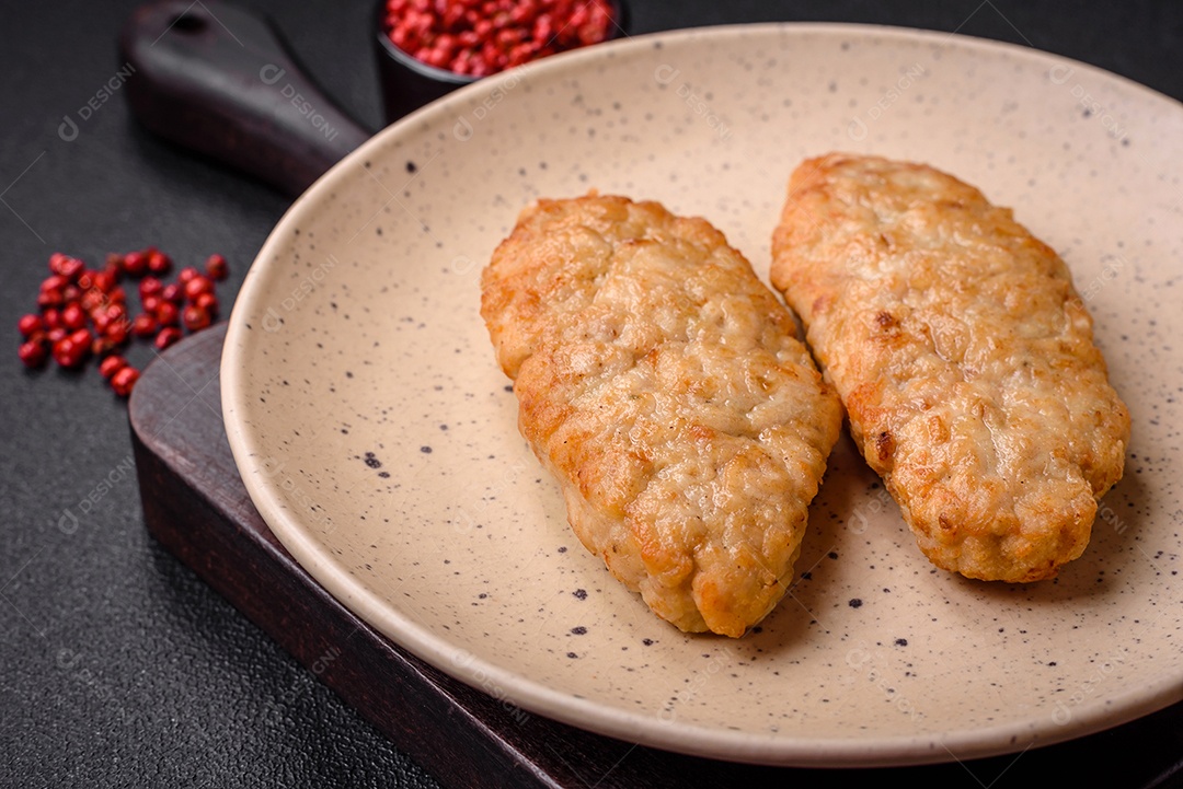 Delicioso peixe picado frito fresco ou costeletas de frango com especiarias