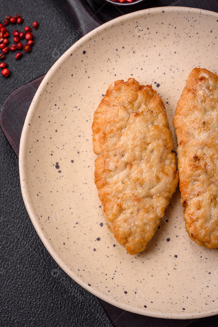 Delicioso peixe picado frito fresco ou costeletas de frango com especiarias