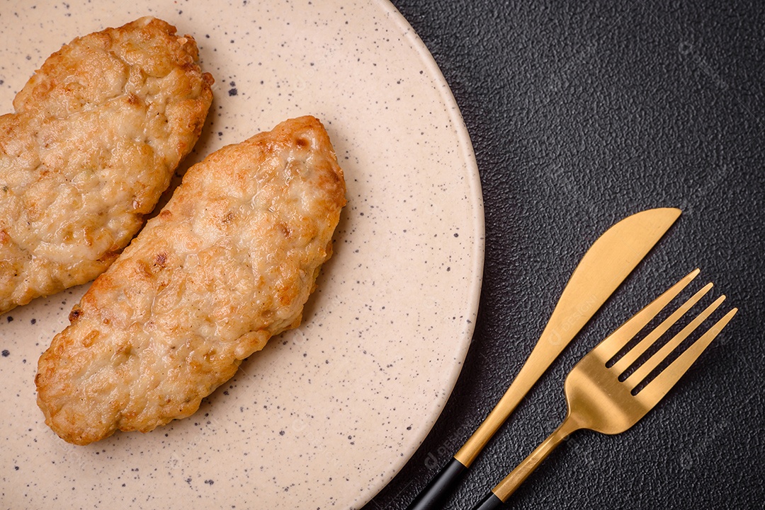 Delicioso peixe picado frito fresco ou costeletas de frango com especiarias